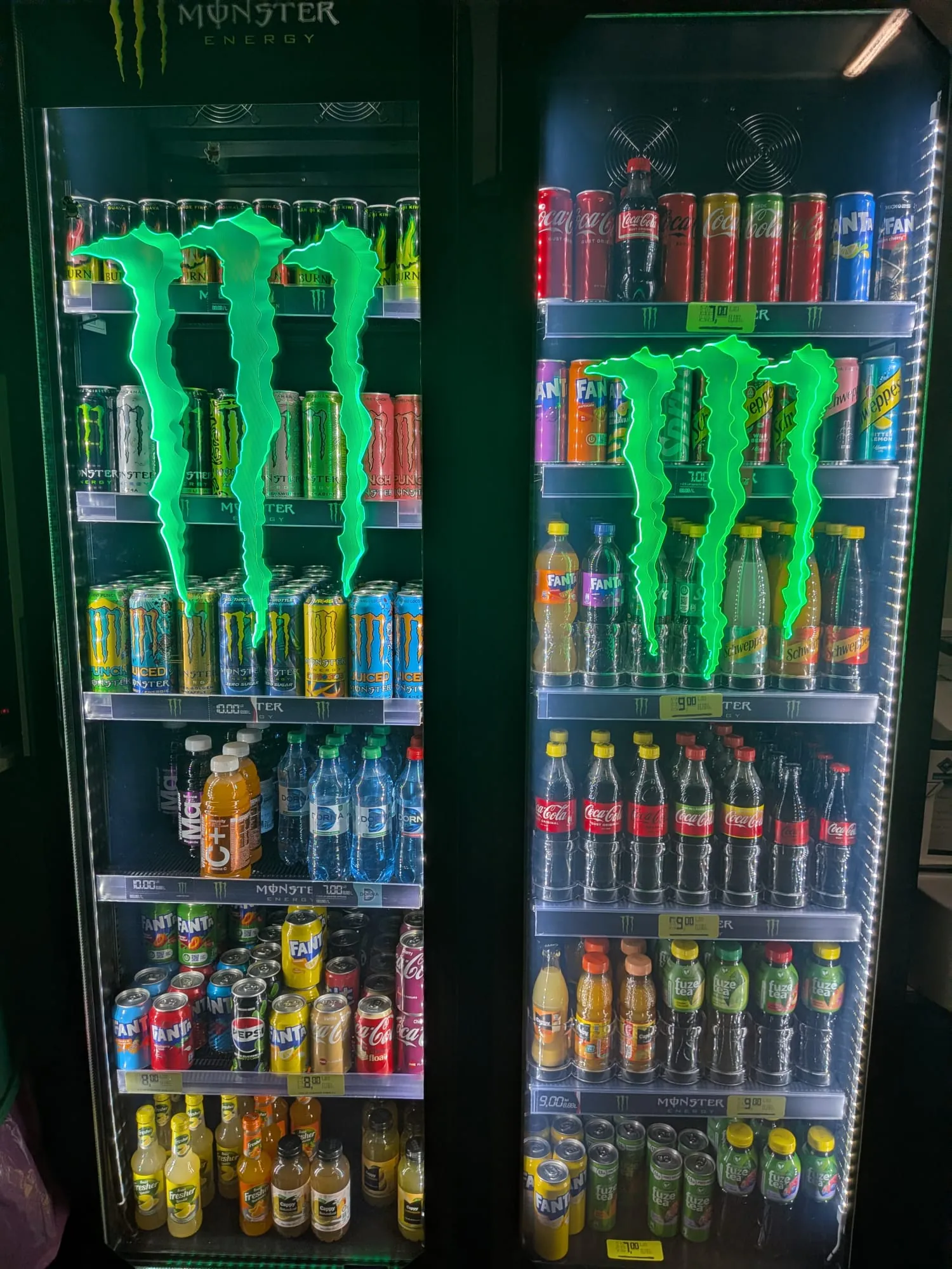 Frigider cu băuturi răcoritoare și energizante